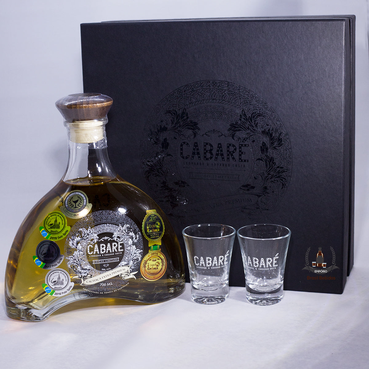 Cachaça Cabaré Extra Premium 15 Anos 700ml + 2 Copos